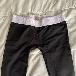 Black / purple gym shark leggings